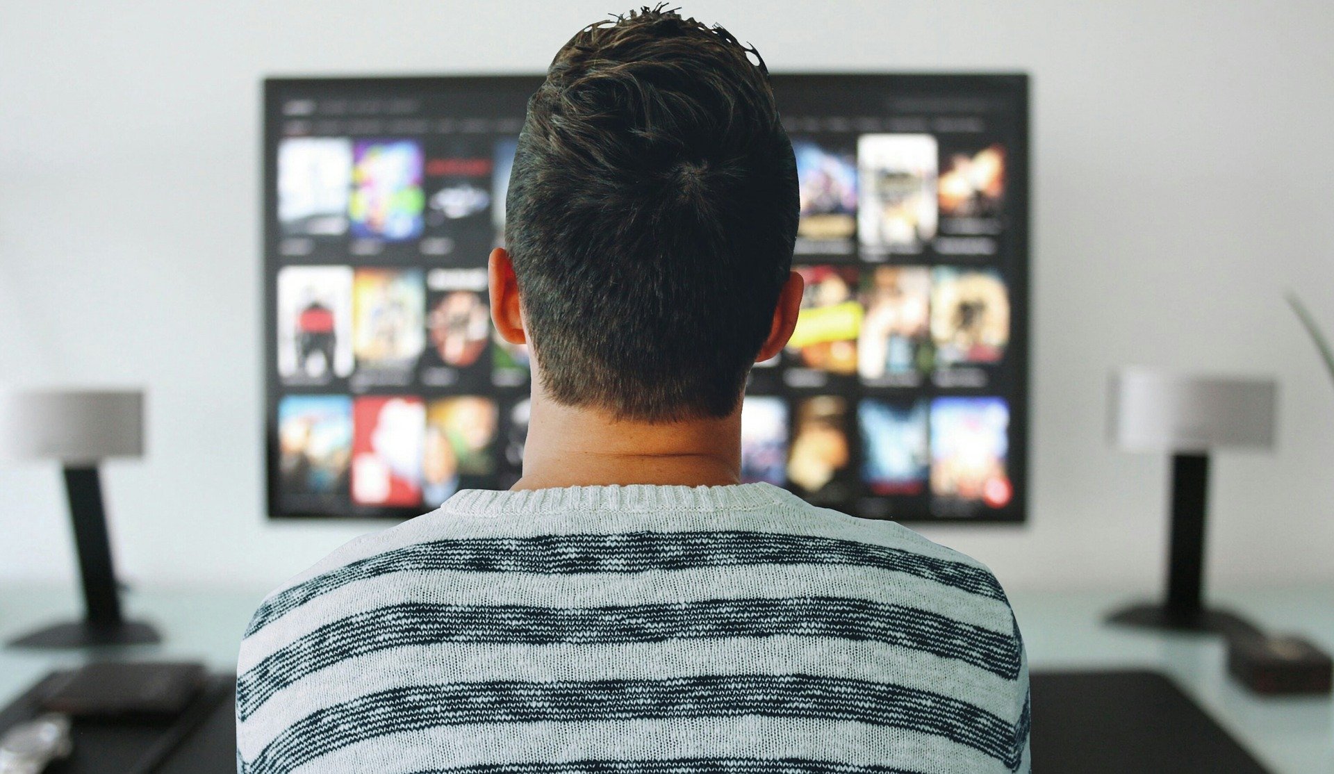 tv uomo di spalle.jpg